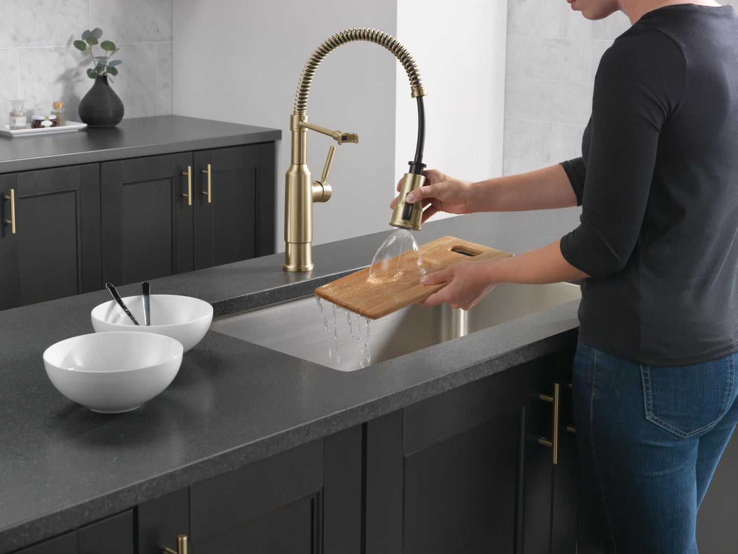 Delta Theodora Pro Style Commercial Kitchen Faucet with Pull Down Sprayer, Single Hole Brushed Gold Kitchen Sink Faucet, Single Handle, Champagne Bronze 18804Z-CZ-DST