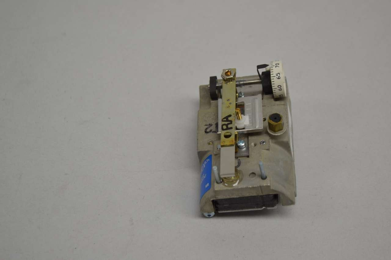 Johnson Controls T-4002-202 Single Temperature High Volume Output Thermostat, Reverse Acting, Horizontal Mounting