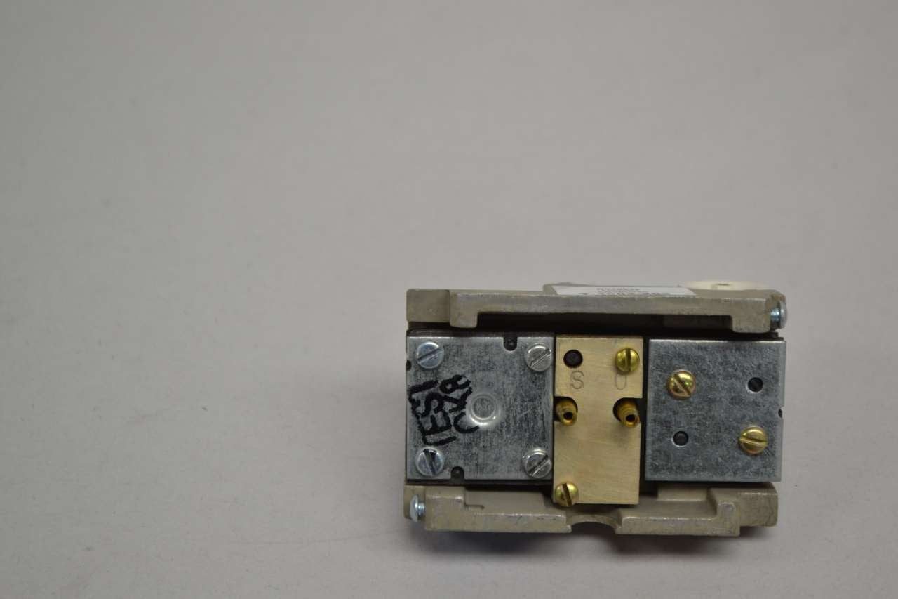 Johnson Controls T-4002-202 Single Temperature High Volume Output Thermostat, Reverse Acting, Horizontal Mounting
