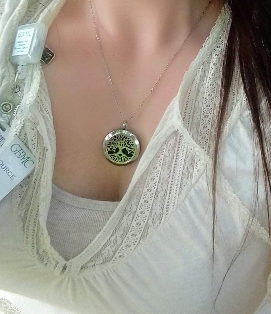 Aromatherapy Essential Oil Diffuser Necklace Stainless Steel lnspirational Locket Pendant(Celtic Knot)