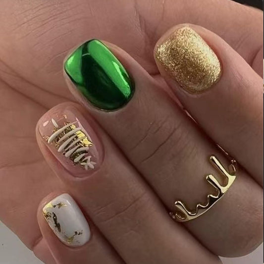 Christmas Green Press on Nails Short Fake Nails with Gold Glitter Designs Christmas Tree Full Cover False Nails for Women Winter Gradient Acrylic Nail Christmas Glue on Nails Holiday Kit 24Pcs