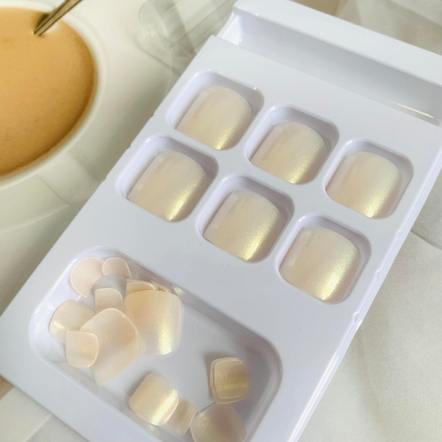 Vezocim Pearl Color False Toenails Sets, Press on Coffin Nails with Designs, Full Cover Artificial Acrylic Fake Nails, Glue on Toenails with Charm, Stick on Toe Nails for Women