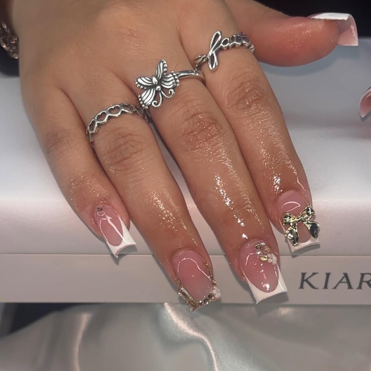 CTTHNBD Short Press on Nails Square - White Fake Nails with Bow Design - Rhinestone, Shiny Full Cover Stick on False Nails for Women 24 Pcs