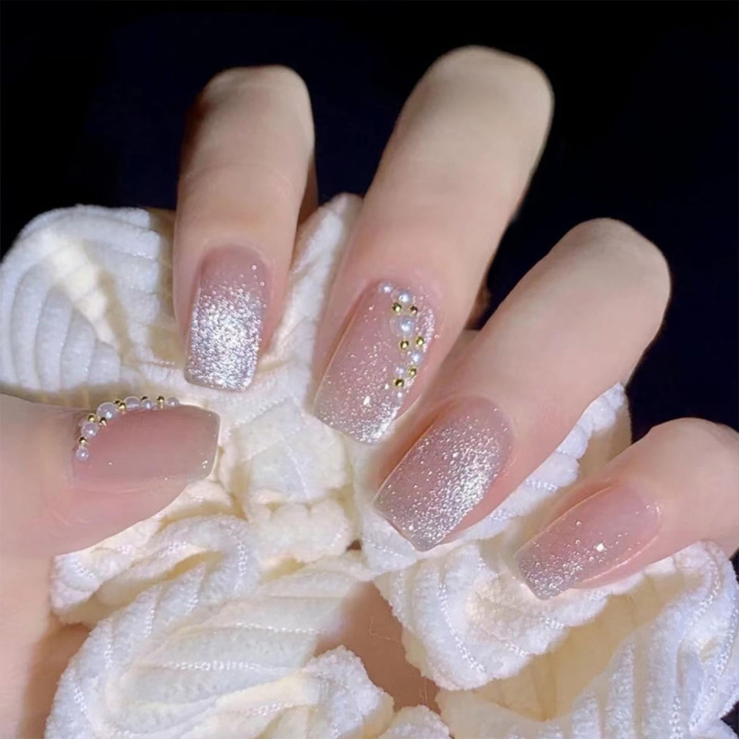 Short Square Press on Nails Nude Glitter Fake Nails Shiny Bling Acrylic False Nails with Design Pearl Rhinestone Glue on Nail Artificial Nails Stick on Nail for Women 24Pcs