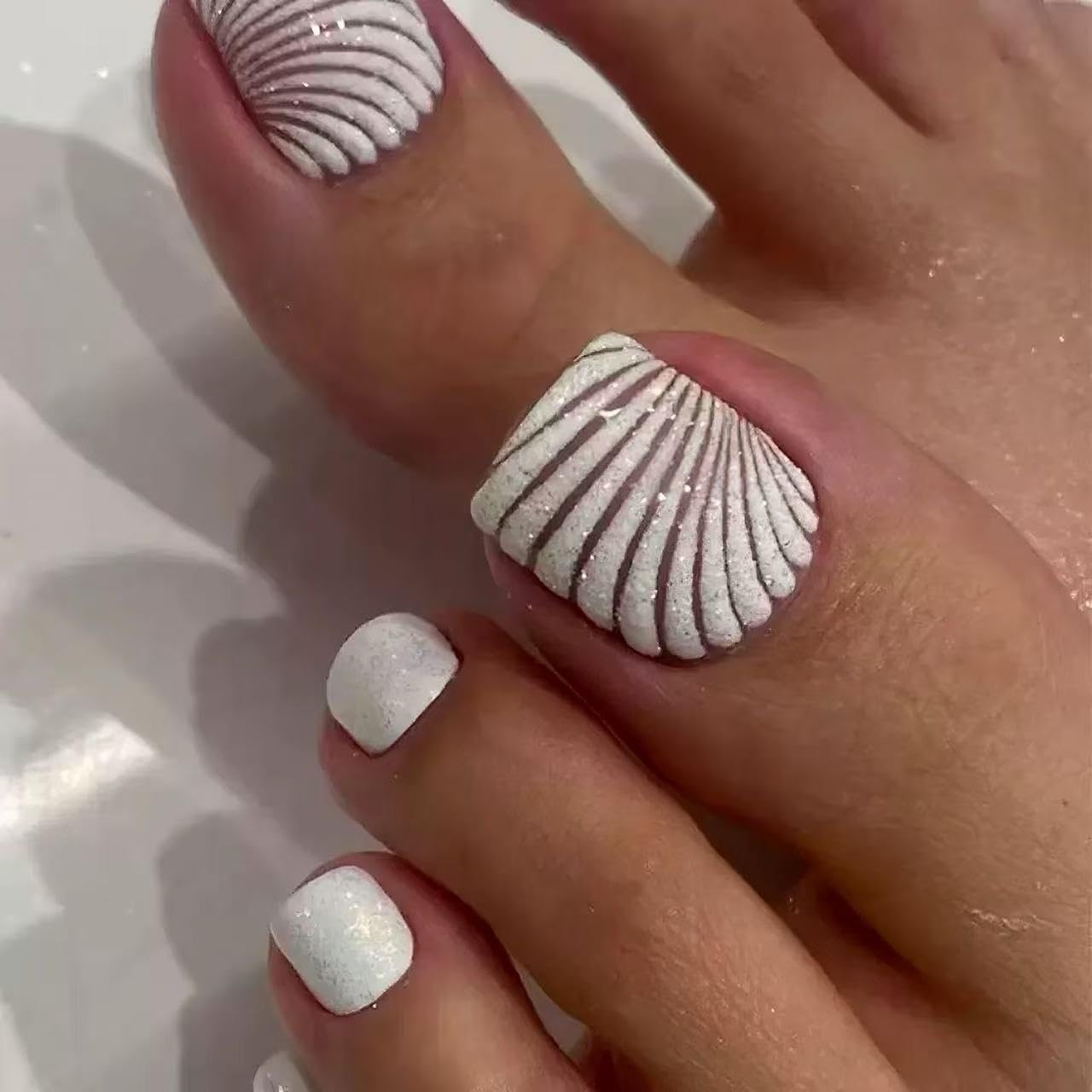 Seashell Pattern Press On Nails, White Glitter False Toenails Set, 24 Pieces Reusable Artificial Nail Tips with Nail File, Multiple Sizes 6-17.5mm