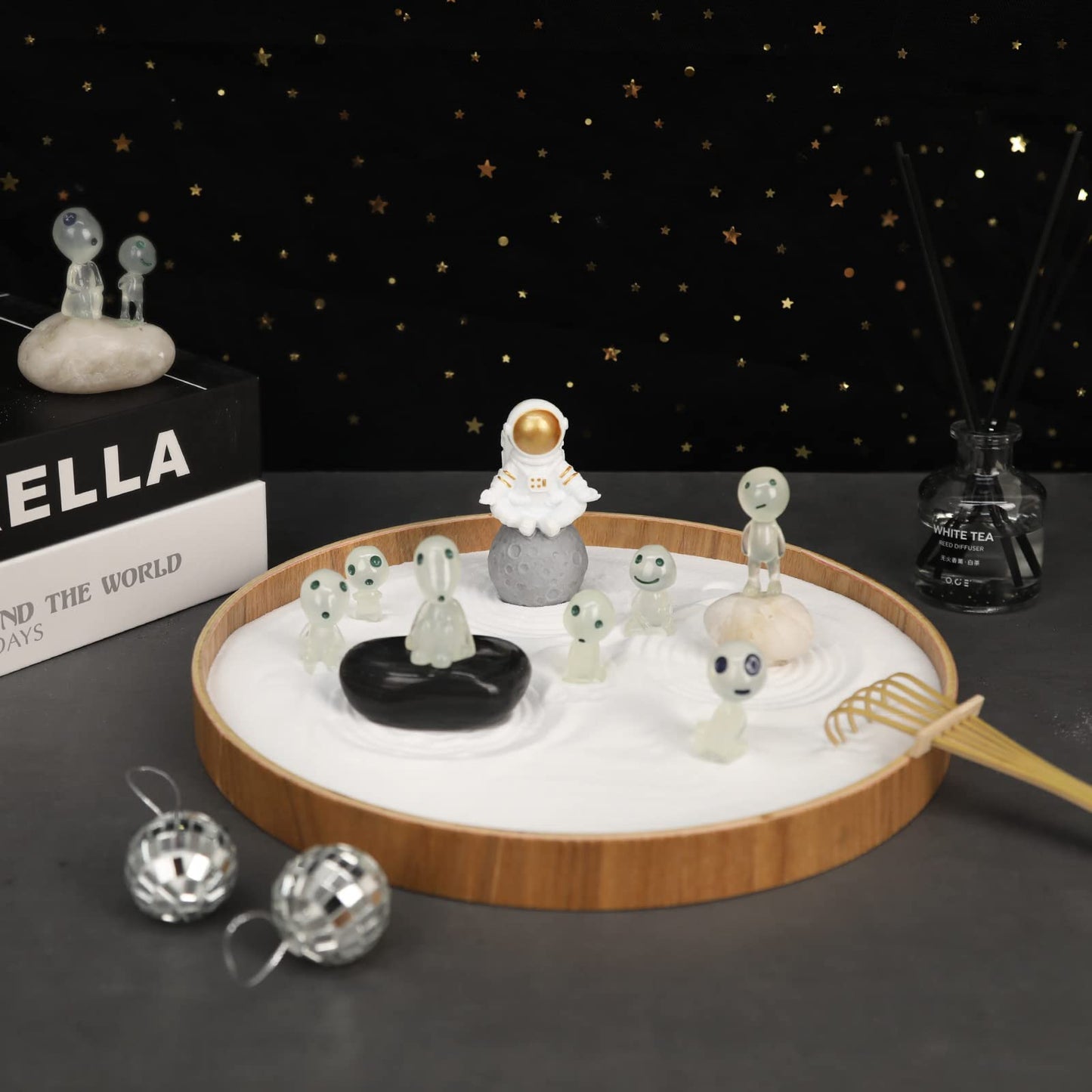 FOLKOR LIFE Desktop Zen Garden Kit, Outer Space Themed Zen Decor Sand Tray with Astronaut Statue and Aliens Figurines, Spaceman Planet Tabletop Ornament Zen Gift Meditation Gadget for Home Office