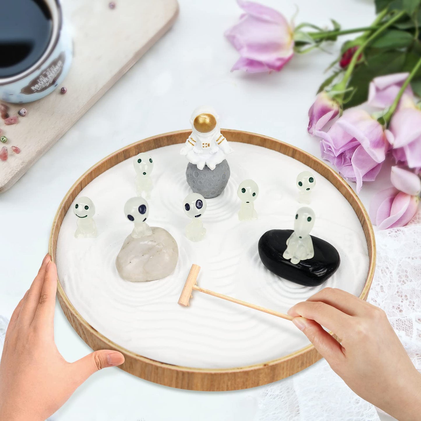 FOLKOR LIFE Desktop Zen Garden Kit, Outer Space Themed Zen Decor Sand Tray with Astronaut Statue and Aliens Figurines, Spaceman Planet Tabletop Ornament Zen Gift Meditation Gadget for Home Office