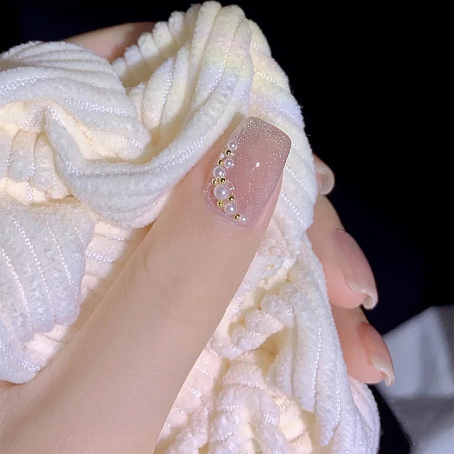 Short Square Press on Nails Nude Glitter Fake Nails Shiny Bling Acrylic False Nails with Design Pearl Rhinestone Glue on Nail Artificial Nails Stick on Nail for Women 24Pcs