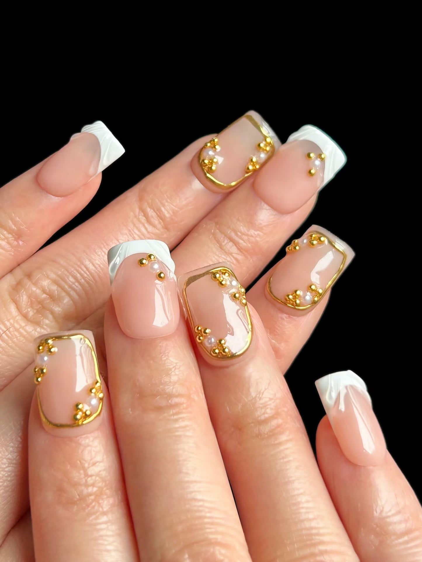 MAGLFELL Press on Nails, Square 3D Handmade Flase Nails Short, Nude Pink White French Fake Nails with Gold Pearls and Line, 10 Pcs Reusable Thick Acrylic ABS Artificial Fingernail for Women M Size