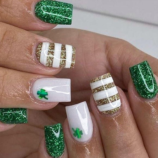 24Pcs St. Patrick's Day Press on Nails Short Square Fake Nails Gold Glitter Line Design Green Shamrock False Nails White Full Cover Artificial Glue on Nails Irish Stick on Nails for Women DIY Manicure