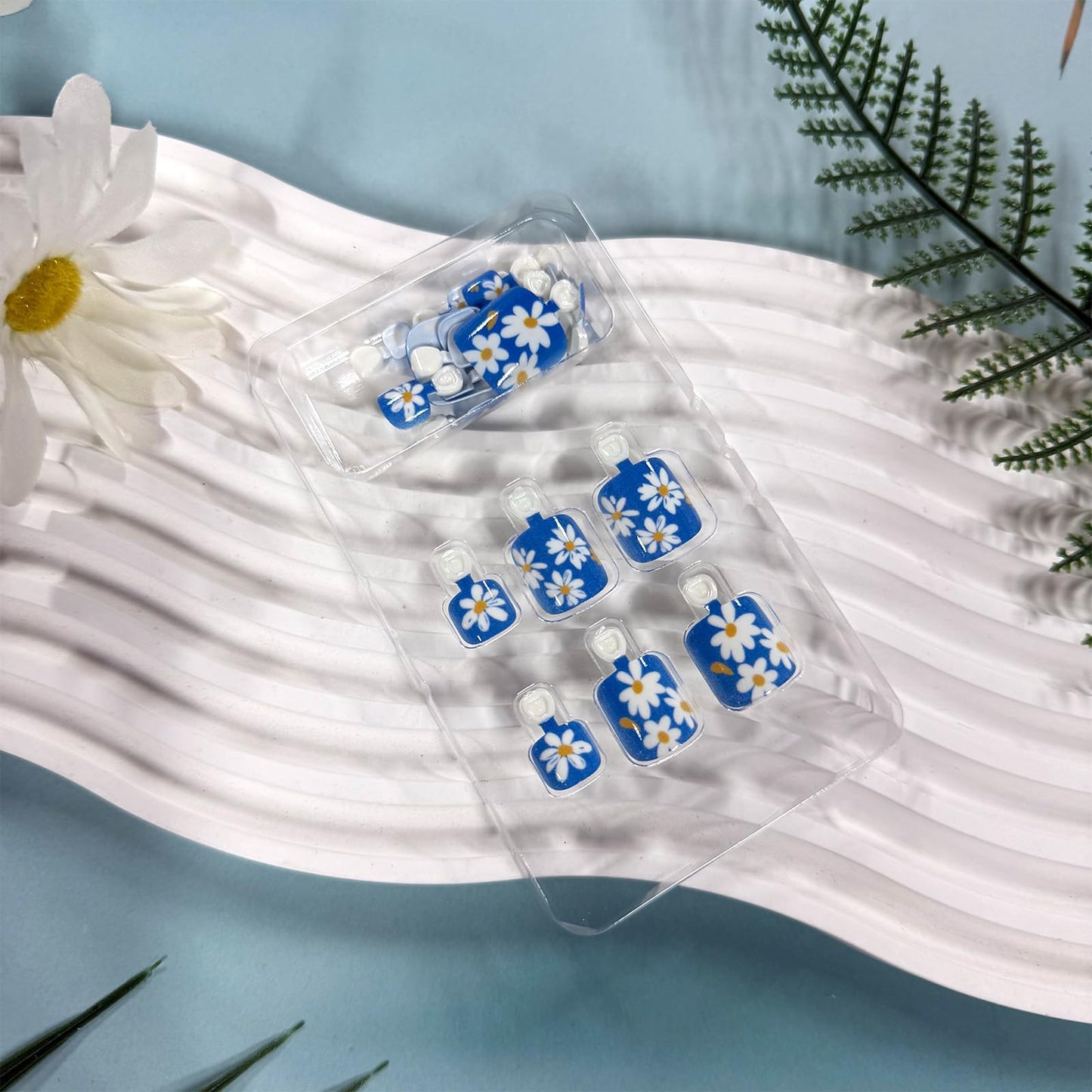 Daisy Press on Toenails Short Square Fake Toe Nails with Flower Designs Summer Beach Toe Nail Press ons Blue Glue on Toe Nails Acrylic Stick on Toenails for Women Manicure 24Pcs