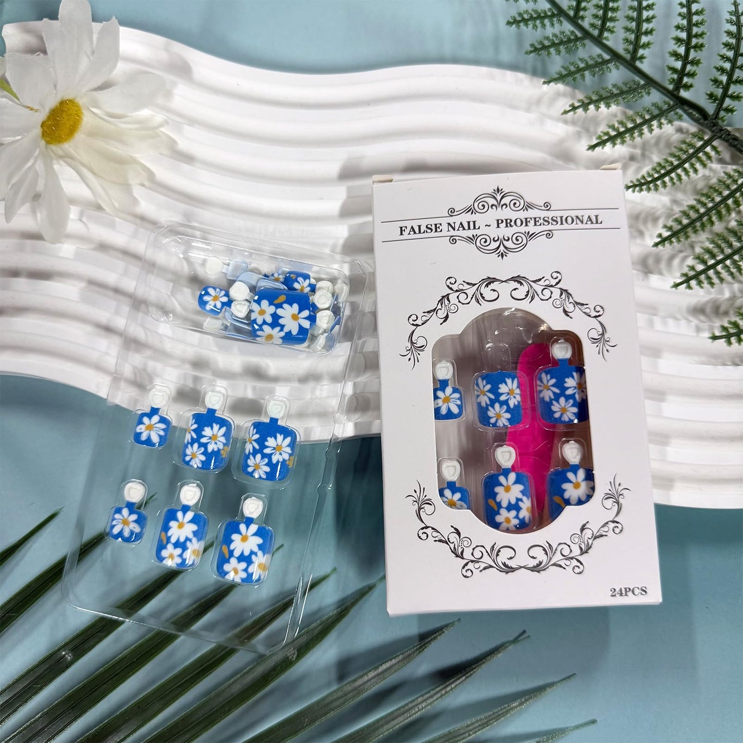 Daisy Press on Toenails Short Square Fake Toe Nails with Flower Designs Summer Beach Toe Nail Press ons Blue Glue on Toe Nails Acrylic Stick on Toenails for Women Manicure 24Pcs