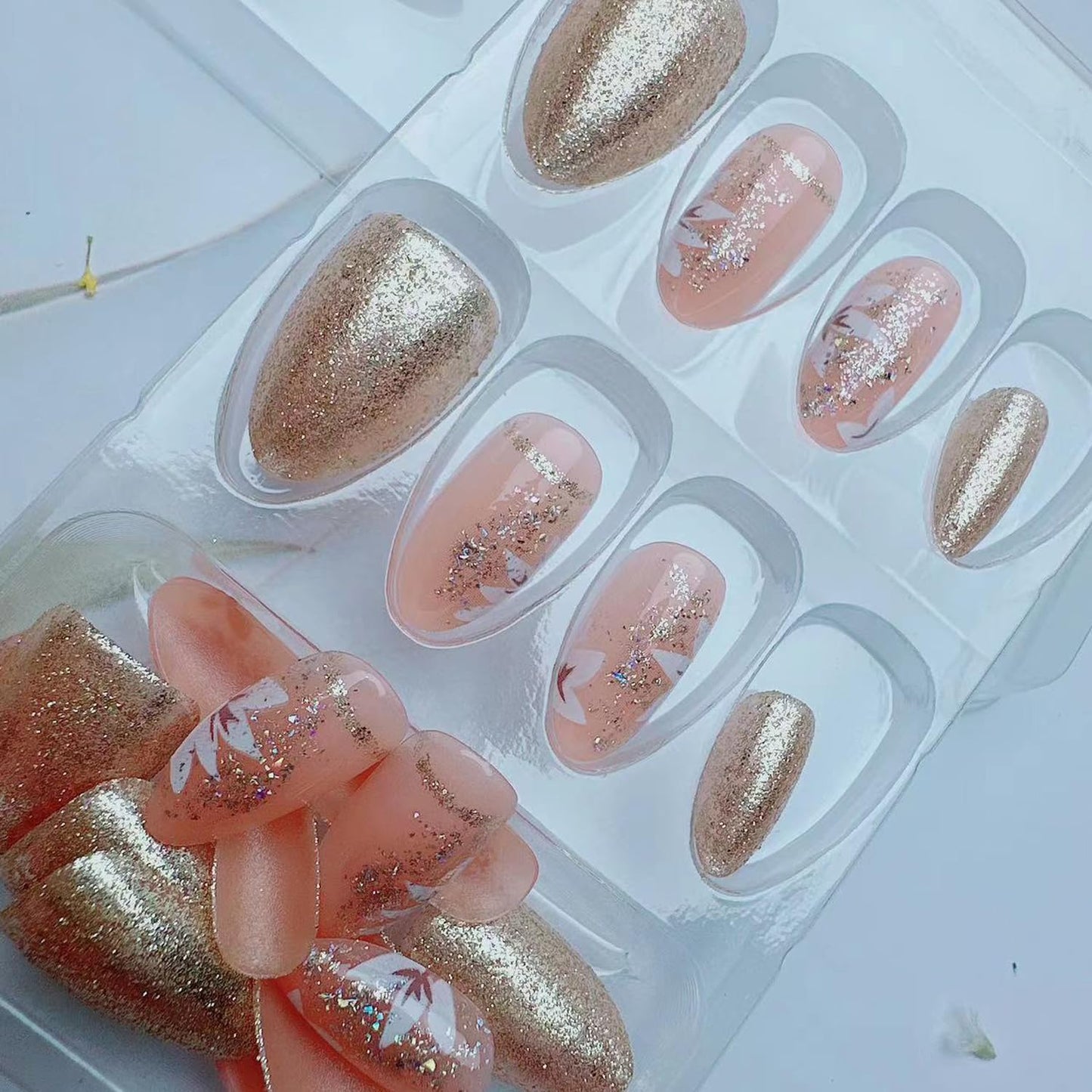 24Pcs Press on Nails Short Almond Shape Fake Nails with Flower Designs Glitter Gold Press ons Full Cover False Nails Glue on Nails Acrylic Nail Kit for Women Manicure Art Decorations