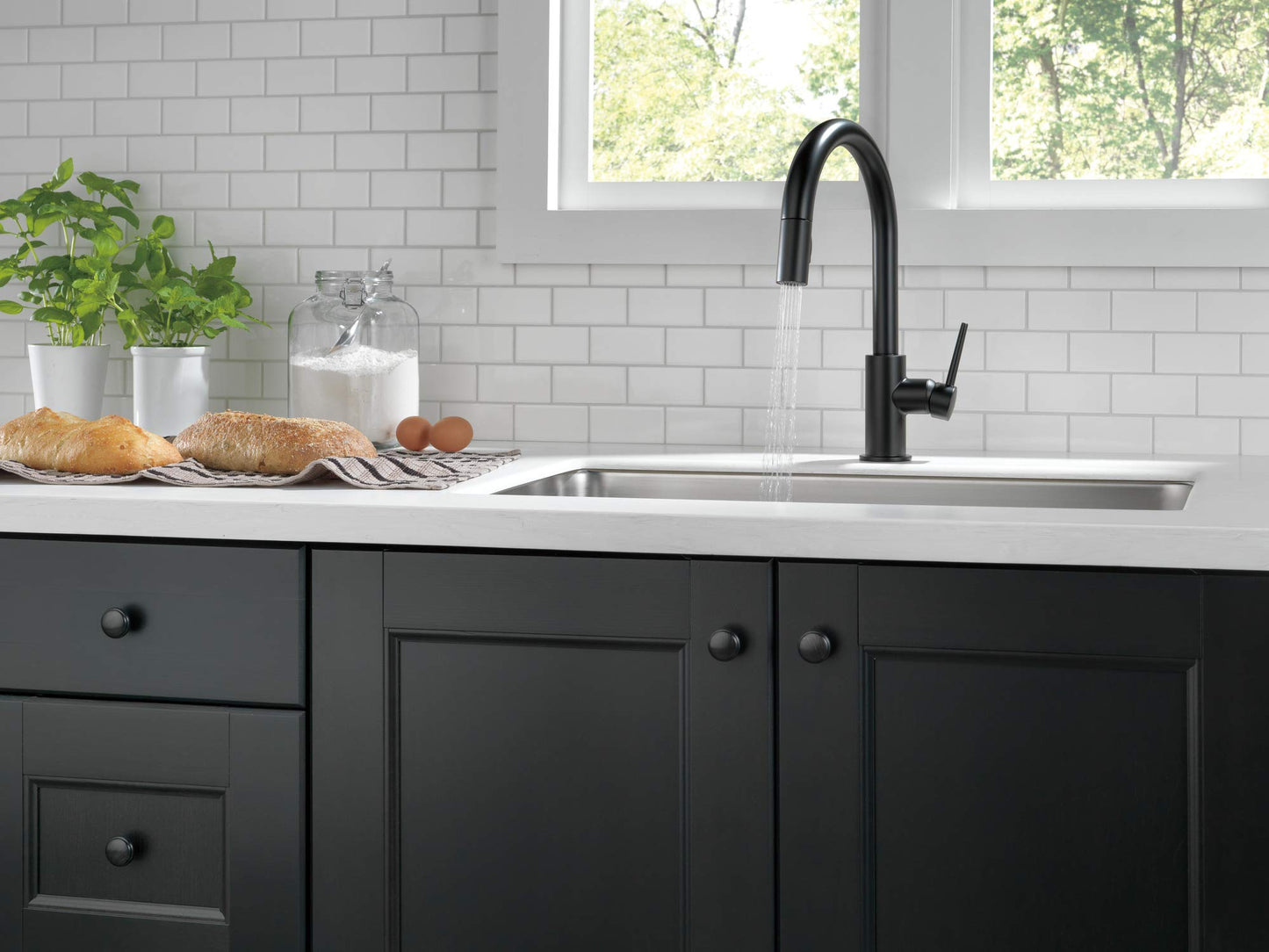 Delta Faucet Trinsic Matte Black Kitchen Faucet Black, Kitchen Faucets with Pull Down Sprayer, Kitchen Sink Faucet, Faucet for Kitchen Sink, Magnetic Docking Spray Head, Matte Black 9159-BLLS-DST