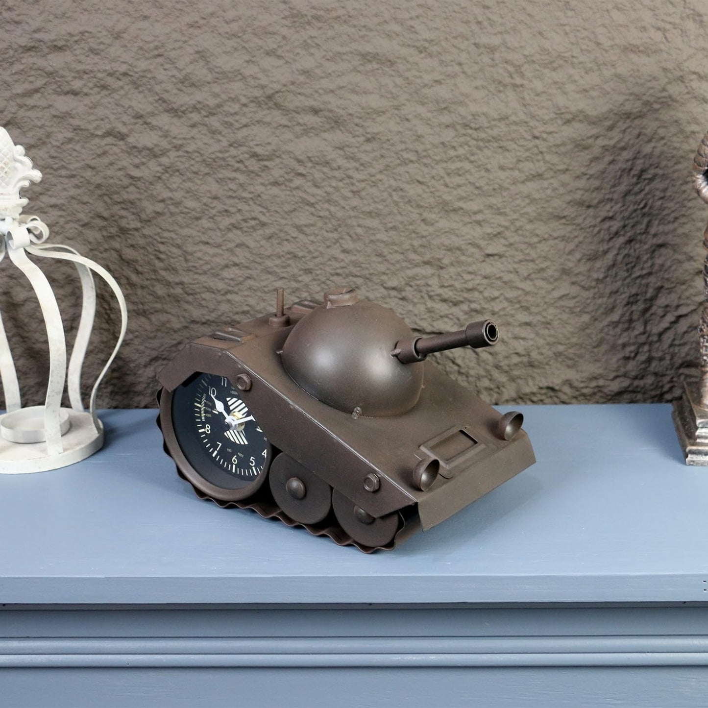 AOROTOE Army Tank Desk Clock for Men - Military Veteran Gifts, Silent Non-Ticking Metal Tank Sculpture, Man Cave Office Desk Decor Handcrafted 8.6×5.1 Inches
