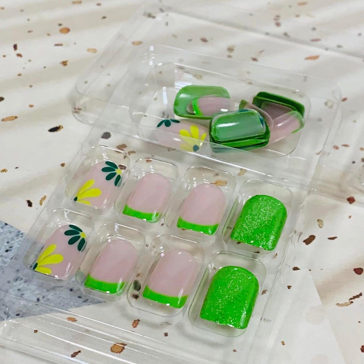 Vezocim Flower Press on Nails Oval Shapes, 24Pcs Green Short Artificial Fake Nails with Green Floral Designs, Full Cover Glossy Acrylic False Nails, Stick on Fingernails for Women Girls(W1097)