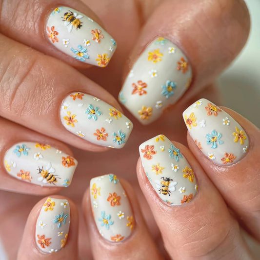 Spring Floral Press on Nails Short Coffin Shaped Fake Nails Colorful Daisy and Bees Design Flower False Nails Full Cover Acrylic Nails Stick on Nails for Women Nails Manicure Decoration 24 Pcs