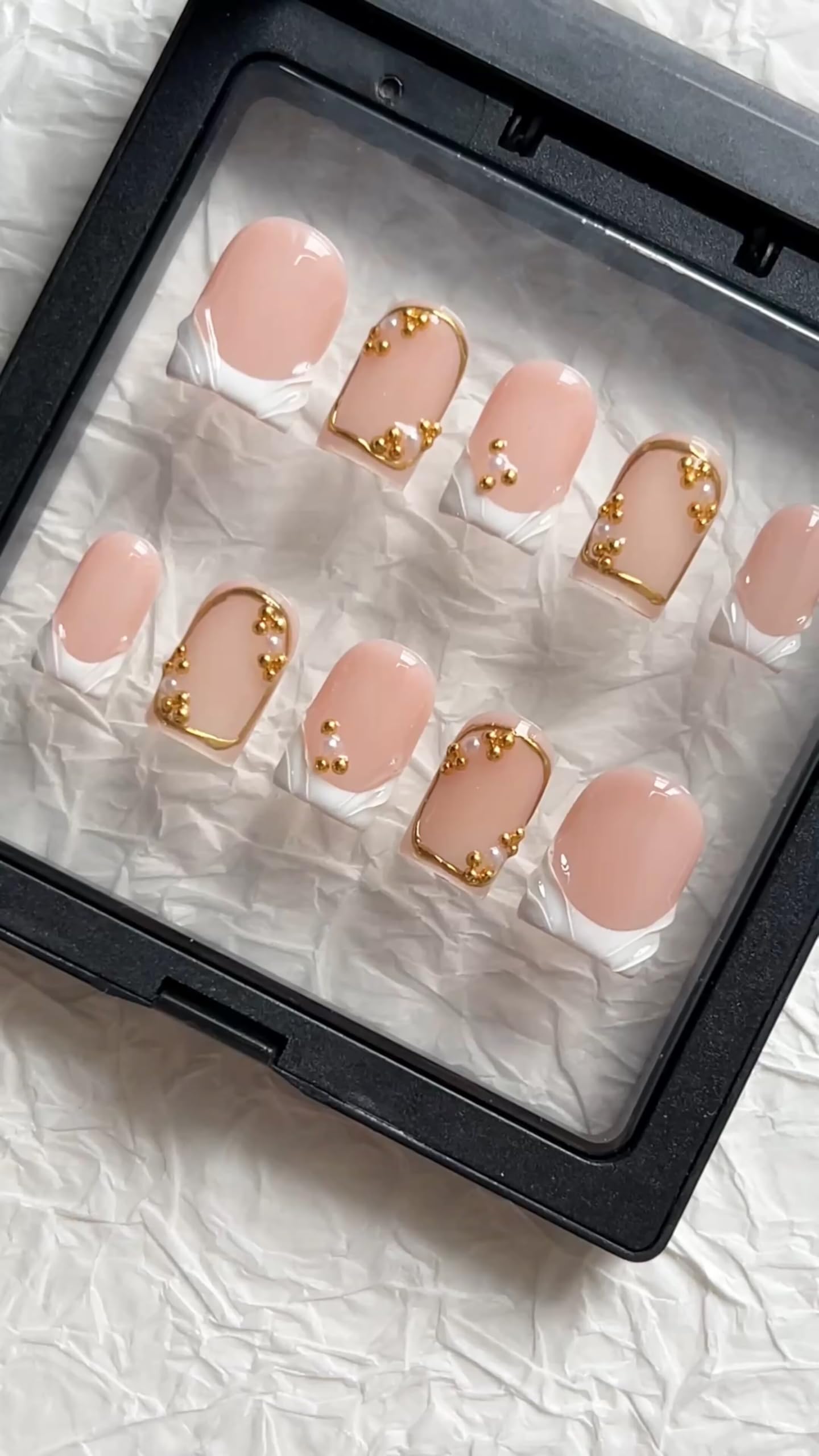 MAGLFELL Press on Nails, Square 3D Handmade Flase Nails Short, Nude Pink White French Fake Nails with Gold Pearls and Line, 10 Pcs Reusable Thick Acrylic ABS Artificial Fingernail for Women M Size