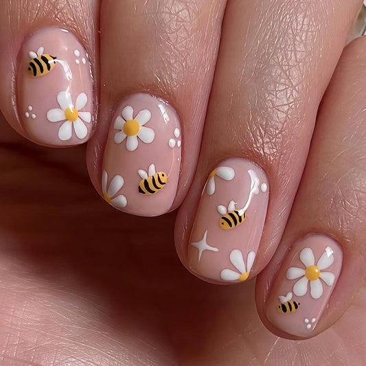 Bee Daisy Press on Nails Short Square Design Soft Nude Base with Cute Daisy Flower Patterns Glossy Finish Reusable Spring Summer Floral Stick on Nails Suitable for Casual Looks Artificial Nails 24 Pcs