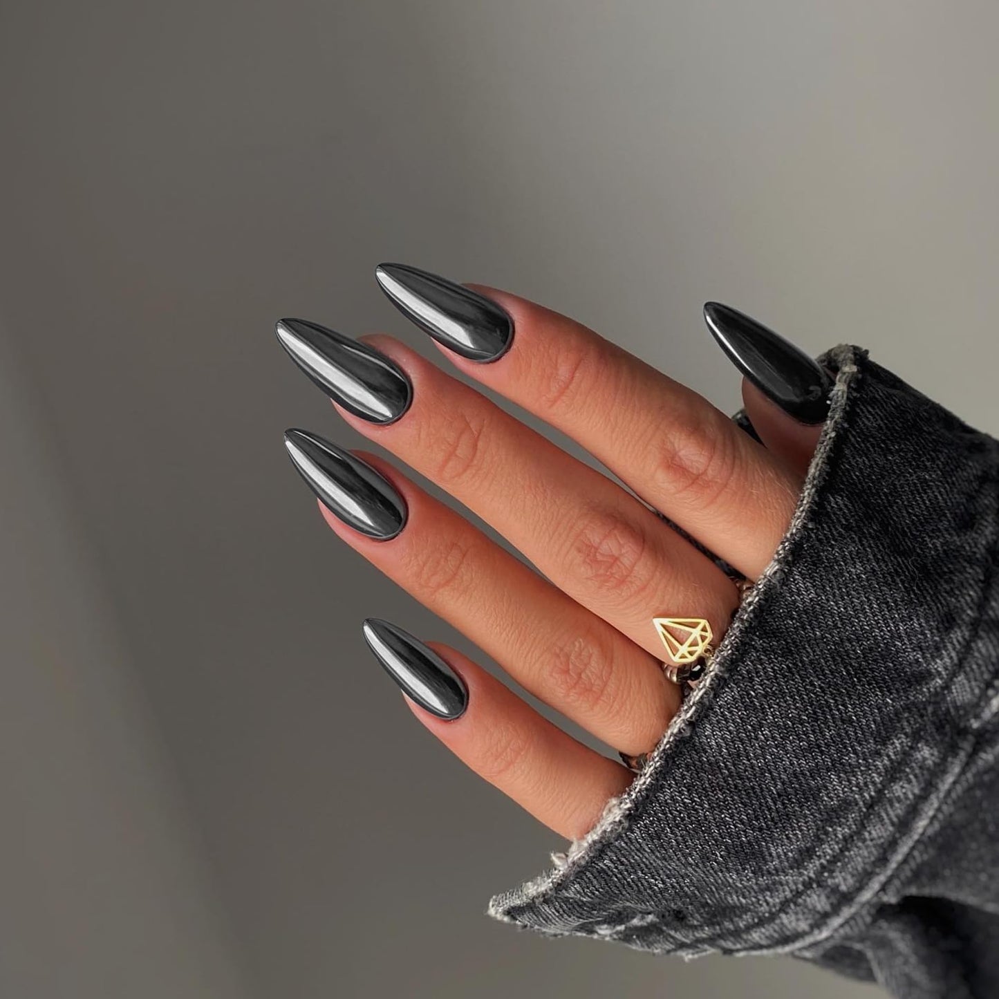 KQueenest Smoky Grey Press on Nails Medium Almond&Black Press on Nails Short Oval For Beach Party Daily Decoration in 48 PCS