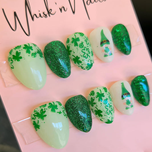 30Pcs St Patricks Day Press on Nails Short Almond Fake Nails with Green Glitter Designs Irish Shamrocks False Nails St. Patrick's Day Acrylic Nail Lucky Clover Full Cover Glue on Nails for Women