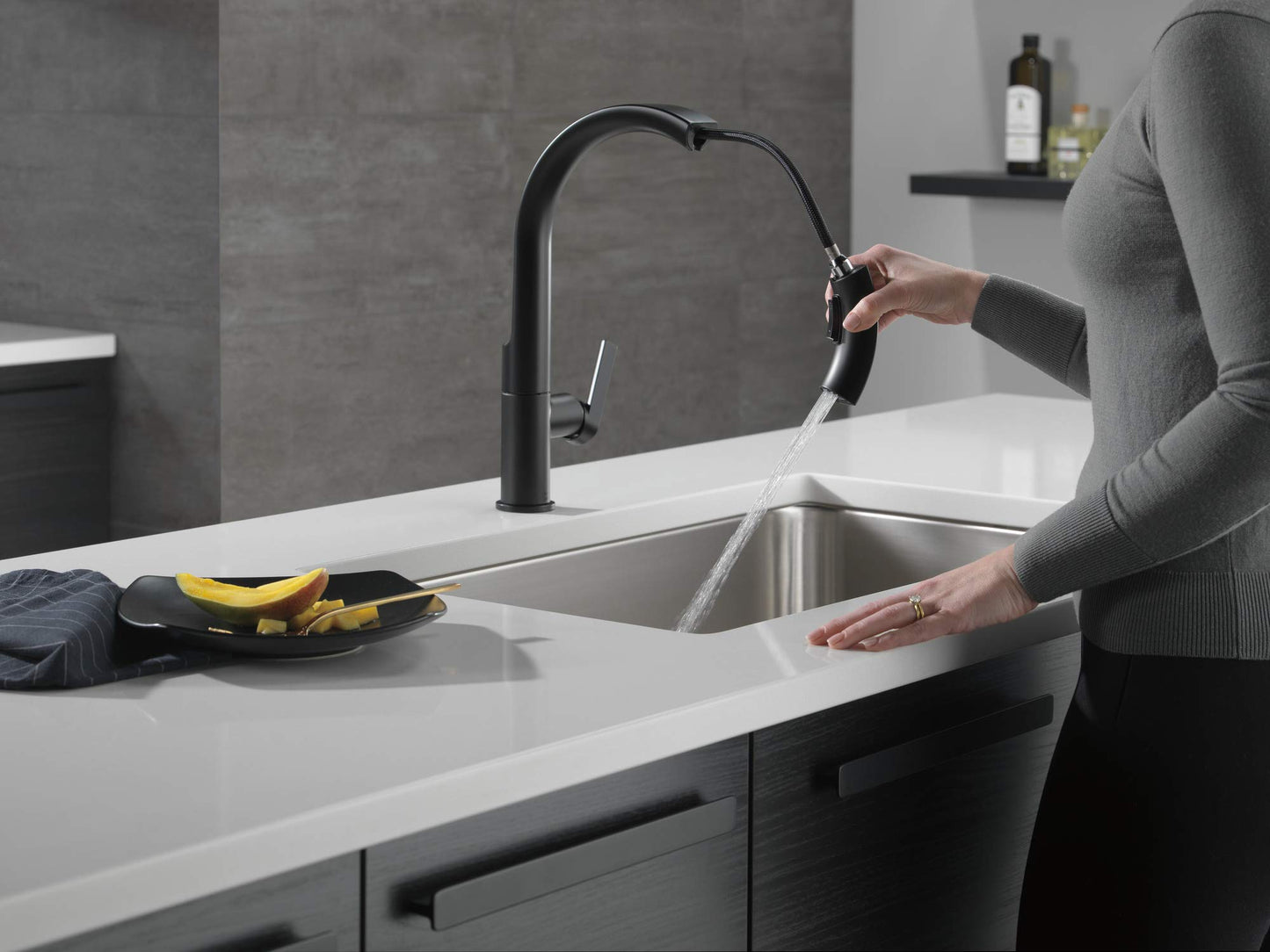 Delta Keele Matte Black Kitchen Faucet with Pull Down Sprayer, Modern Single Hole Kitchen Sink Faucet, Single Handle, Matte Black 19824LF-BL