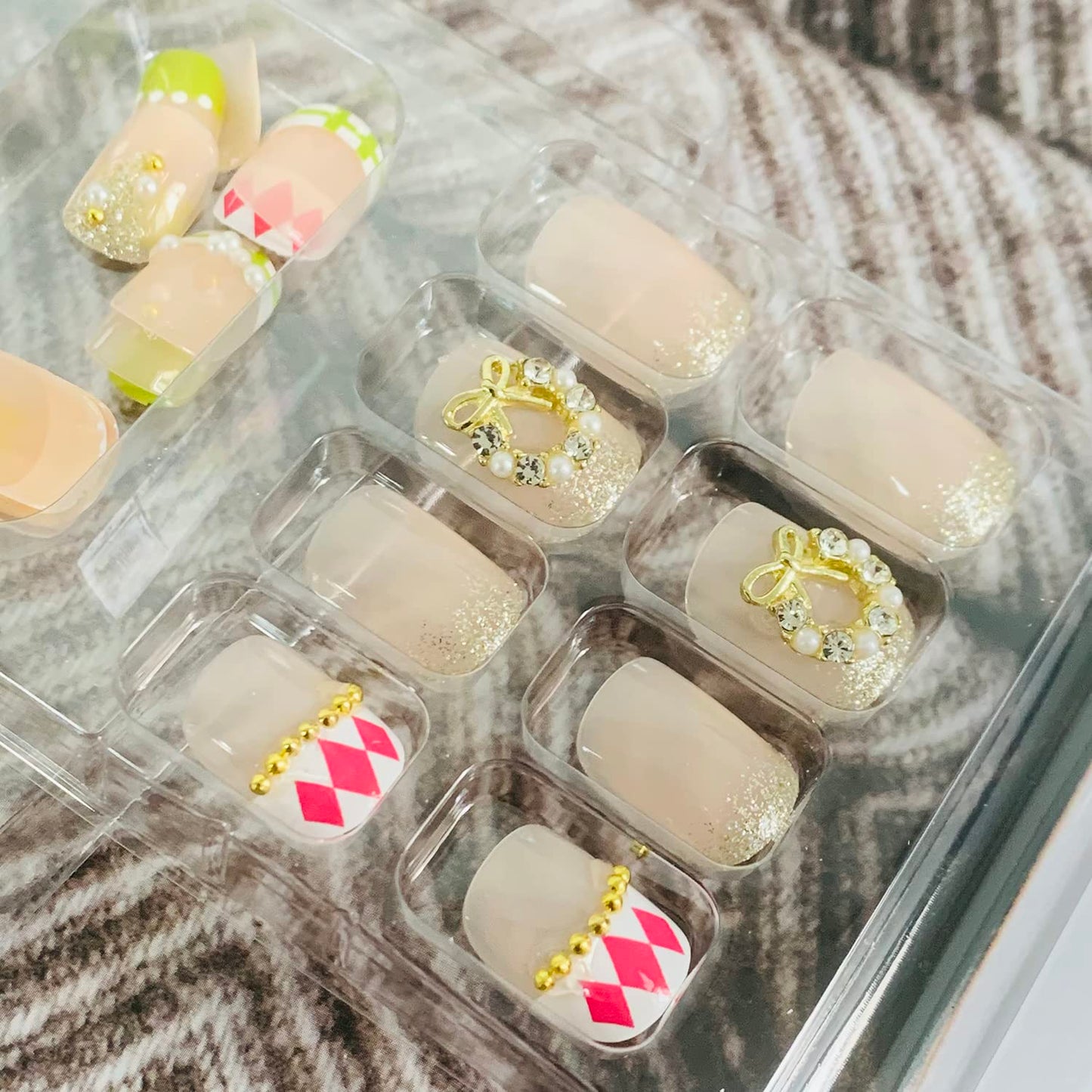 24Pcs Full Cover Reusable False Nails Kits, Press on Nail Short Square Length, Glue On Nails with Wreath Pearl Designs, Artificial Fingernails Acrylic Fake Nails for Women, Stick on Nails Coffin Shape