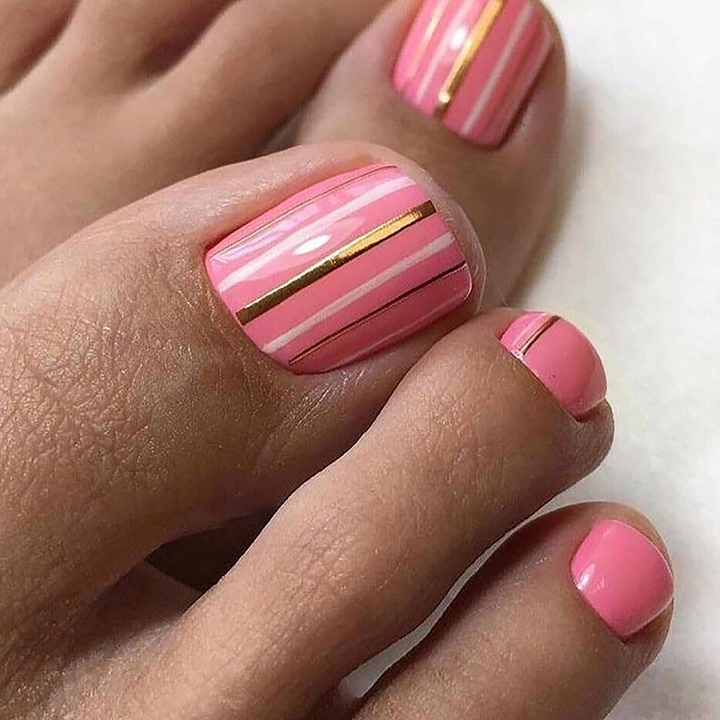 Vezocim Press on Toenails with Gold White Line Designs, 24Pcs Pink Artificial Short Fake Toenails, Glossy Full Cover Acrylic False Nails for Toe, Glue Toenails with Charm for Women
