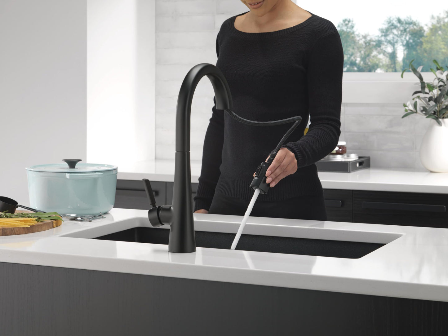 Delta Faucet Monrovia Matte Black Kitchen Faucet, Kitchen Faucets with Pull Down Sprayer, Kitchen Sink Faucet with Magnetic Docking, Matte Black 9191-BL-PR-DST