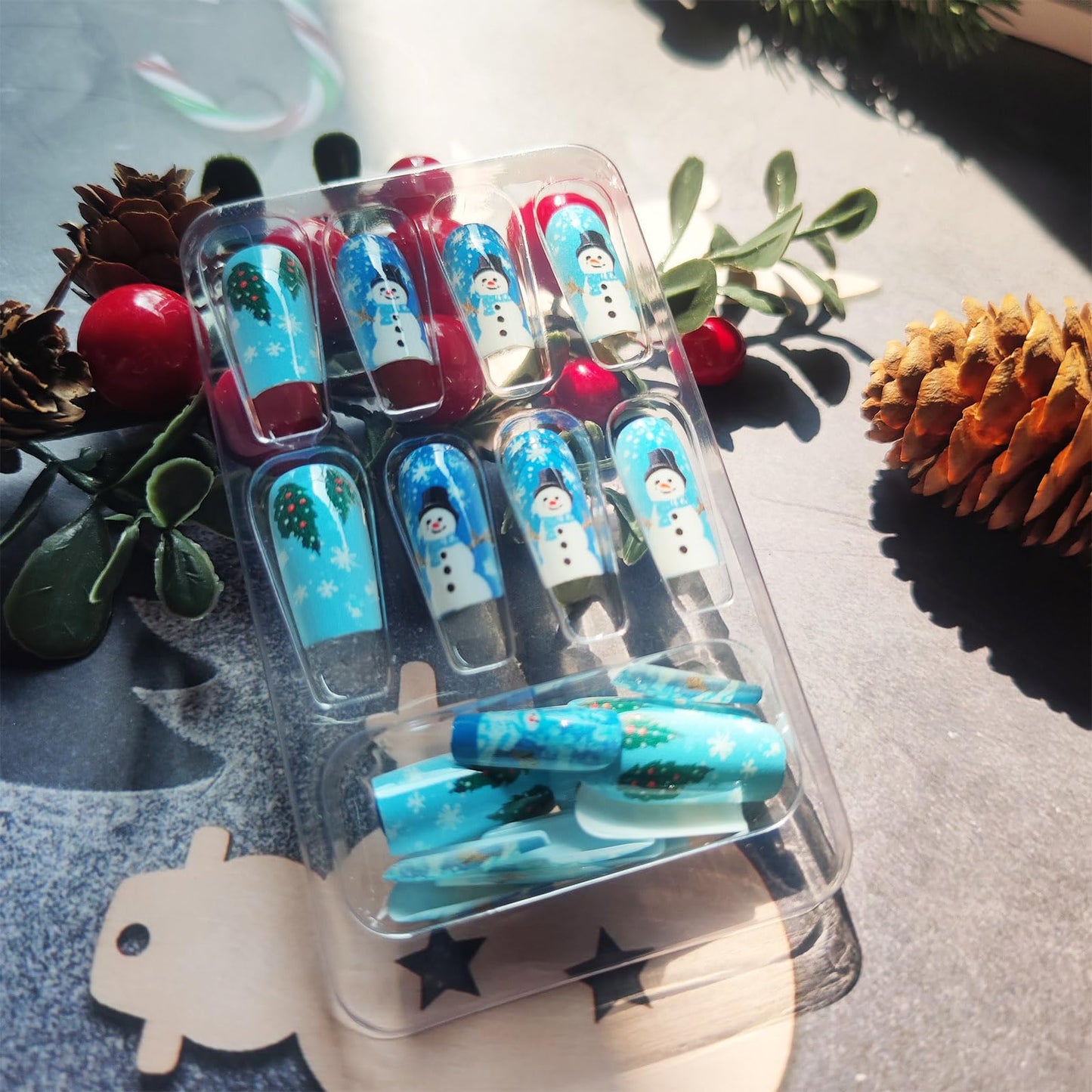 24Pcs Snowflake Press on Nails Glossy Green Xmas Tree Acrylic Fake Nail Snowman Gel Glue on Nail Snow Stick on Fingernails Christmas Medium Square False Nails for Women Gift
