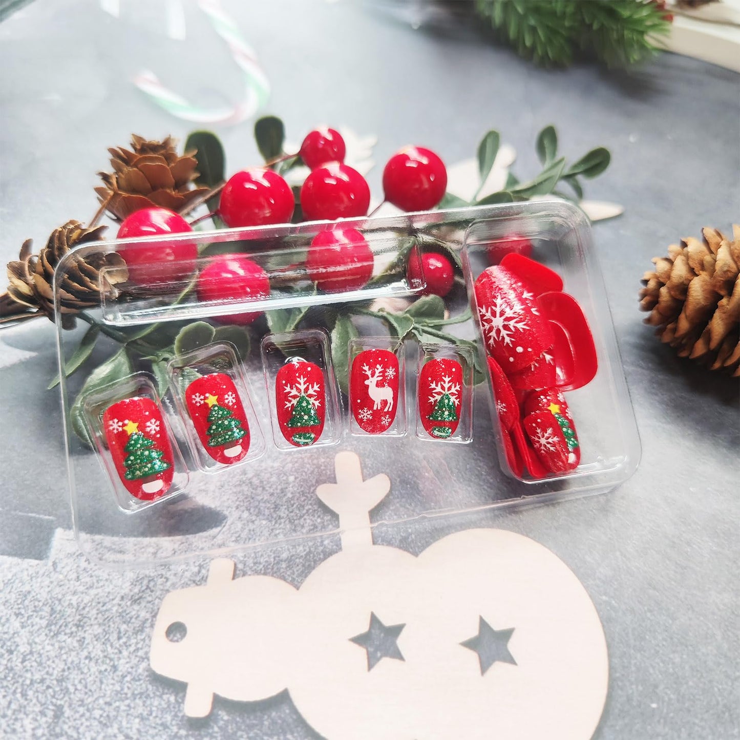 Christmas Press on Nails Xmas Stocking Gel Glue on Nail 24Pcs Snowflake Medium Almond False Nails Glossy Green Christmas Tree Acrylic Fake Nail Elk Stick on Fingernails for Women Xmas Gift