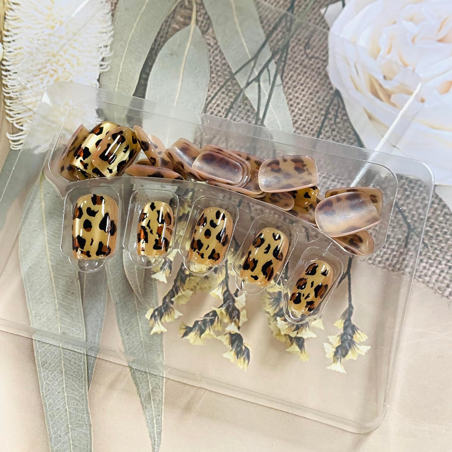 FIEONCIY Press on Nails Short Square Shaped Glossy Full Cover Square French False Nails with Designs Artificial Short Square Fake Nails with Charms Glue Stick ons Fingernails for Women Girls(MJ731)