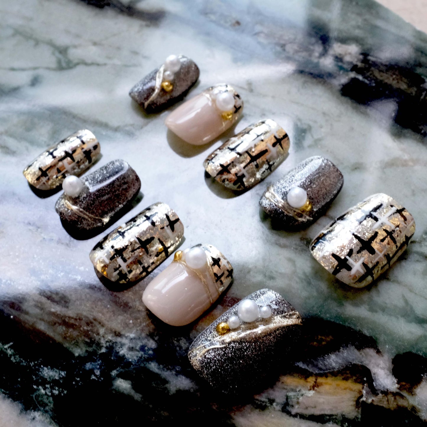 [GLORS] Purely Handmade Press On Nails | Luxurious Gold and Pearl Fake False Nails | Salon Quality Elegant Nail Art Design in short square, 10 pieces (XS, SS)