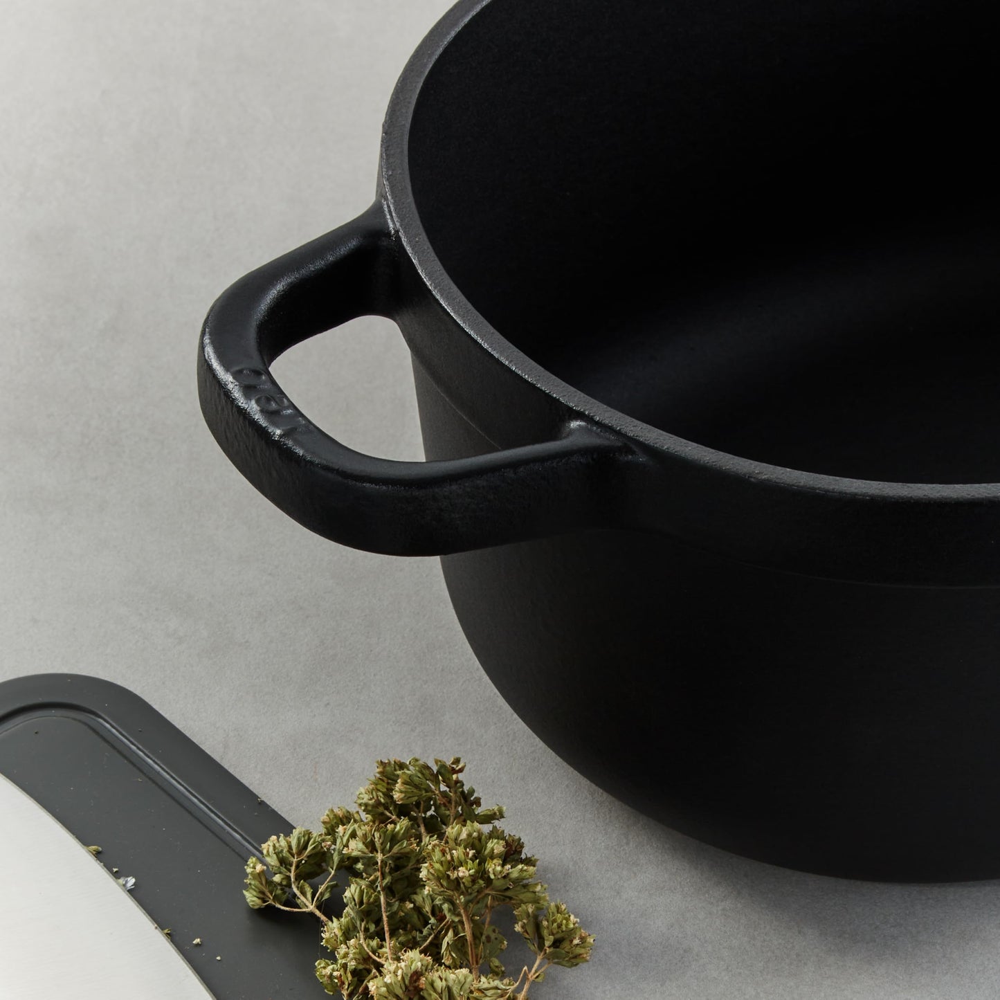 BergHOFF Graphite 4Pc Enameled Cast Iron Stockpot Set With Self-basting Universal Lid Induction Pot Oven-to-Table Cookware For Slow Cooking
