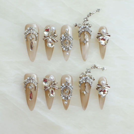 [GLORS] Luxury Press-On Nails, Nude False Nails with Rhinestones and Pearl Chain in Long Stiletto, 10 Pieces (S, LS)