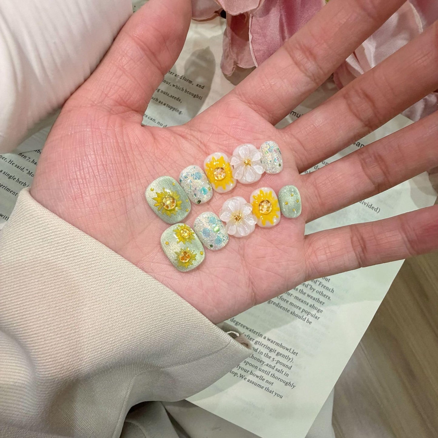 Vseegrs Handmade Press on NailsSquare Short Cute Daisy Artificial False Nails with Designs 3D Flowers Acrylic Nail Press ons Cat Eye Press on Nail Kit with Everything for Women 10pcs (M)