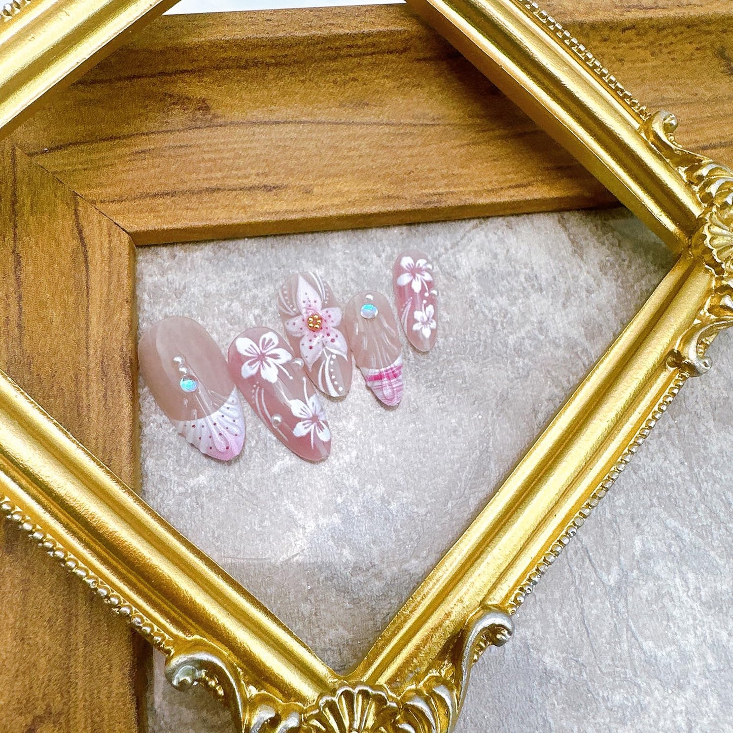 24Pcs Pink Flower Press on Nails Medium Almond Fake Nails with Pearl Rhinestones Summer Hibiscus Flowers Acrylic Nails 3D Shell French Tip False Nail Pink Beach Full Cover Stick on Nails for Women