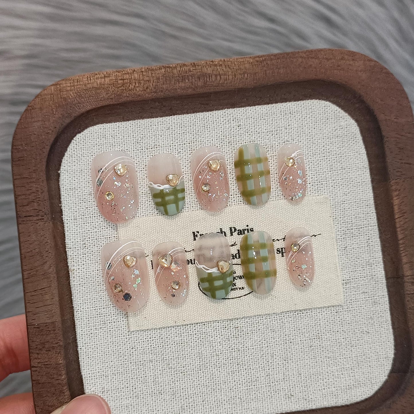 TENPAL French Tip Press on Nails Short Oval Cute Acrylic Pink Nails Press Ons Classic Checkered Grid Designs Fake Nails Reusable Full Cover Artificial Nails 10pcs Glue on Nails for Women Girls(XS)