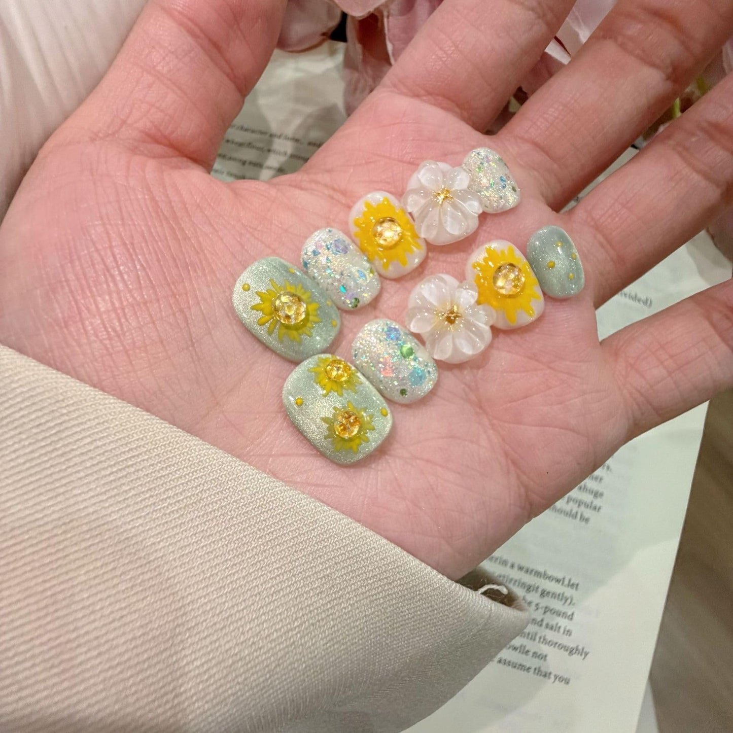 Vseegrs Handmade Press on NailsSquare Short Cute Daisy Artificial False Nails with Designs 3D Flowers Acrylic Nail Press ons Cat Eye Press on Nail Kit with Everything for Women 10pcs (M)