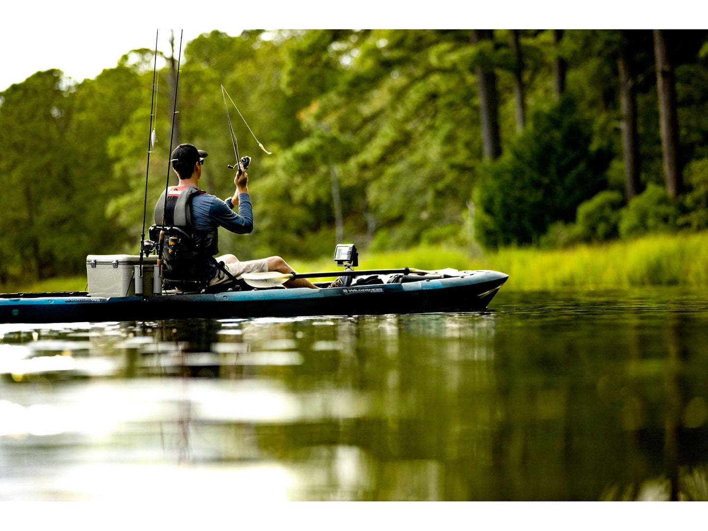 Garmin Striker Vivid 9sv, Easy-to-Use 5-inch Color Fishfinder and Sonar Transducer, Vivid Scanning Sonar Color Palettes, 9 inch (010-02554-00)