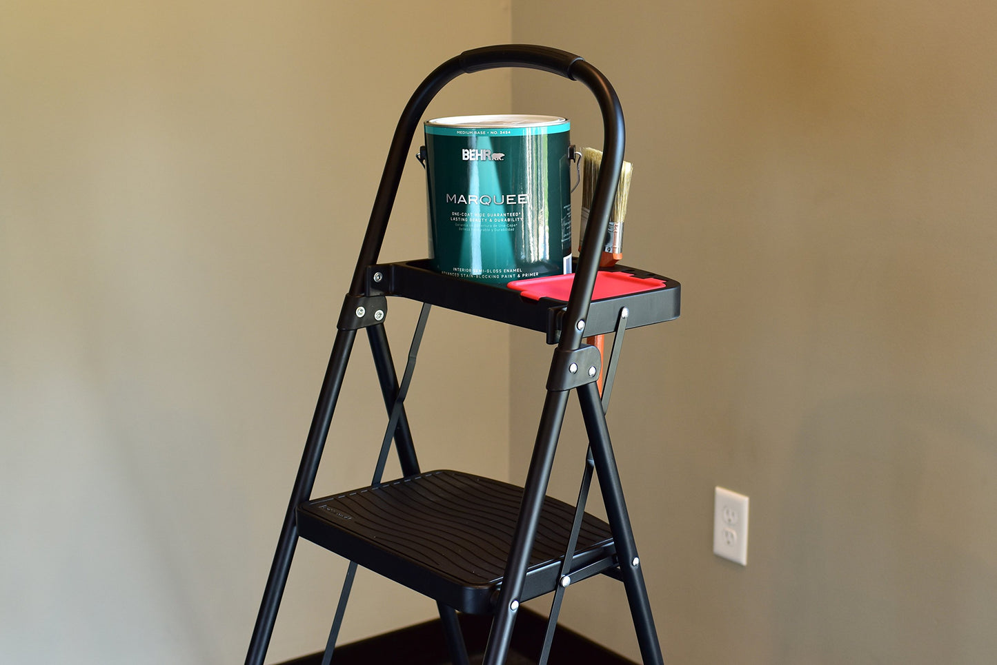 Rubbermaid 3-Step Steel Ladder with Project Tray, Folding Step Stool with Hand Grip and Non-Slip Feet, White, Tested to ANSI US Safety Standards, No Assembly Required (Amazon Exclusive)