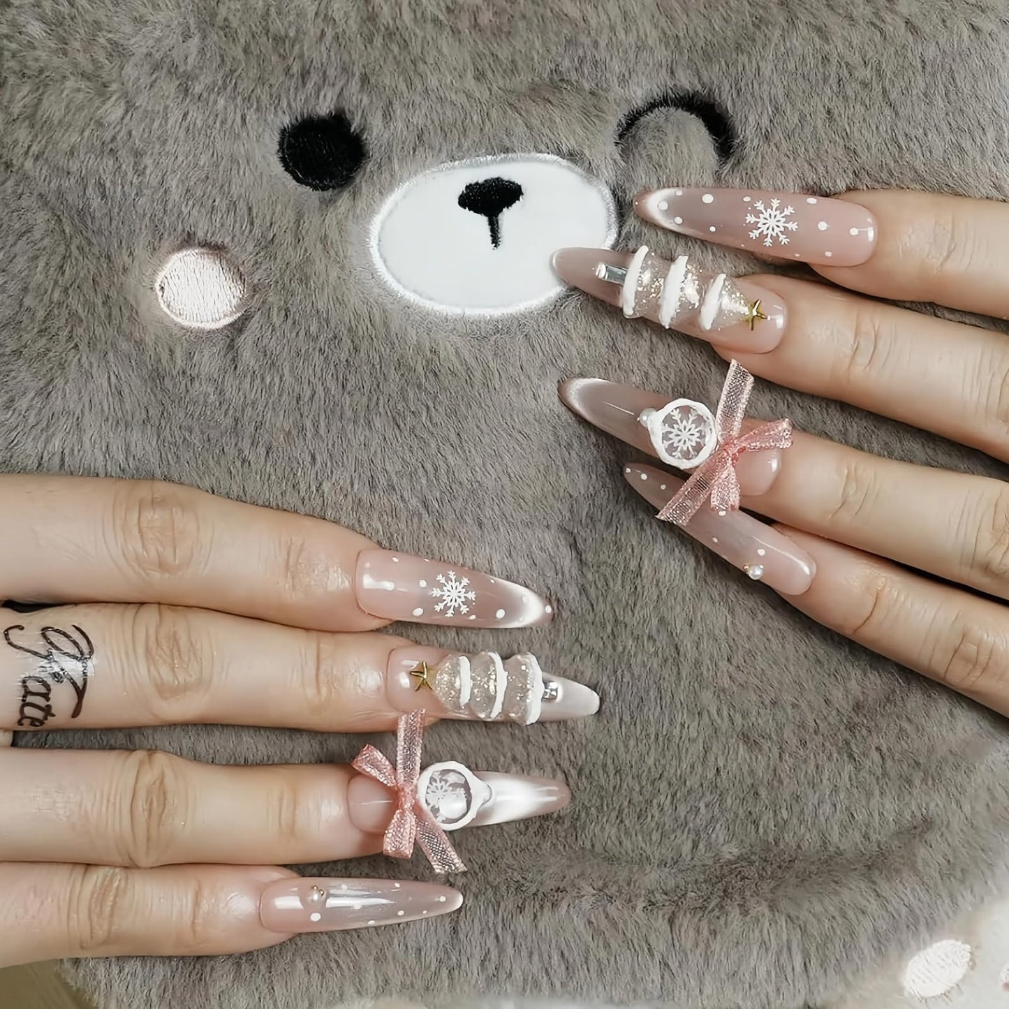 Tesytto Press On Nails Long Stiletto, Sheer Pink Glitter Nails with 3D Bow & Snowflake Design, Sparkly Silver French Tip Glossy Fake Nails, Full Cover Acrylic Nails (Christmas Snow Globe,M)