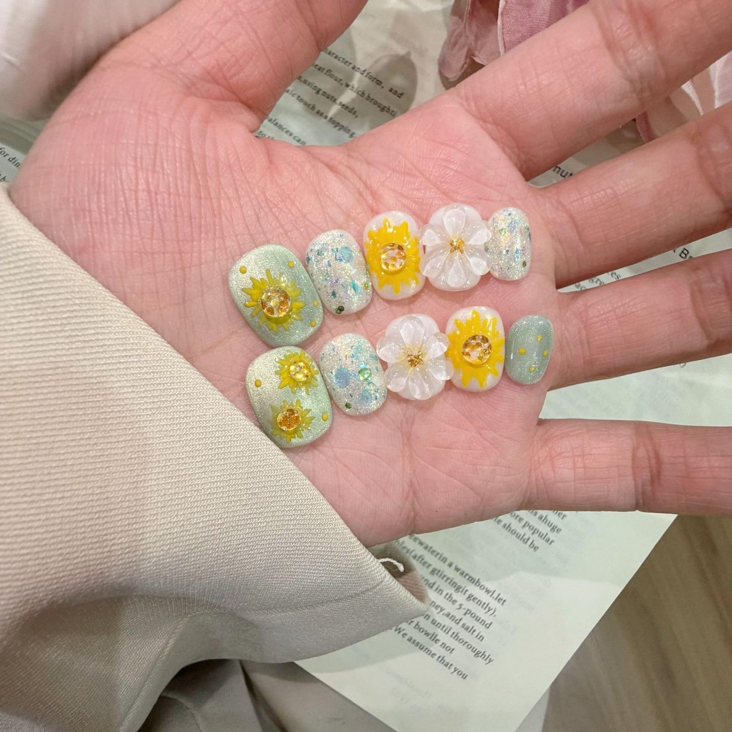 Vseegrs Handmade Press on NailsSquare Short Cute Daisy Artificial False Nails with Designs 3D Flowers Acrylic Nail Press ons Cat Eye Press on Nail Kit with Everything for Women 10pcs (M)