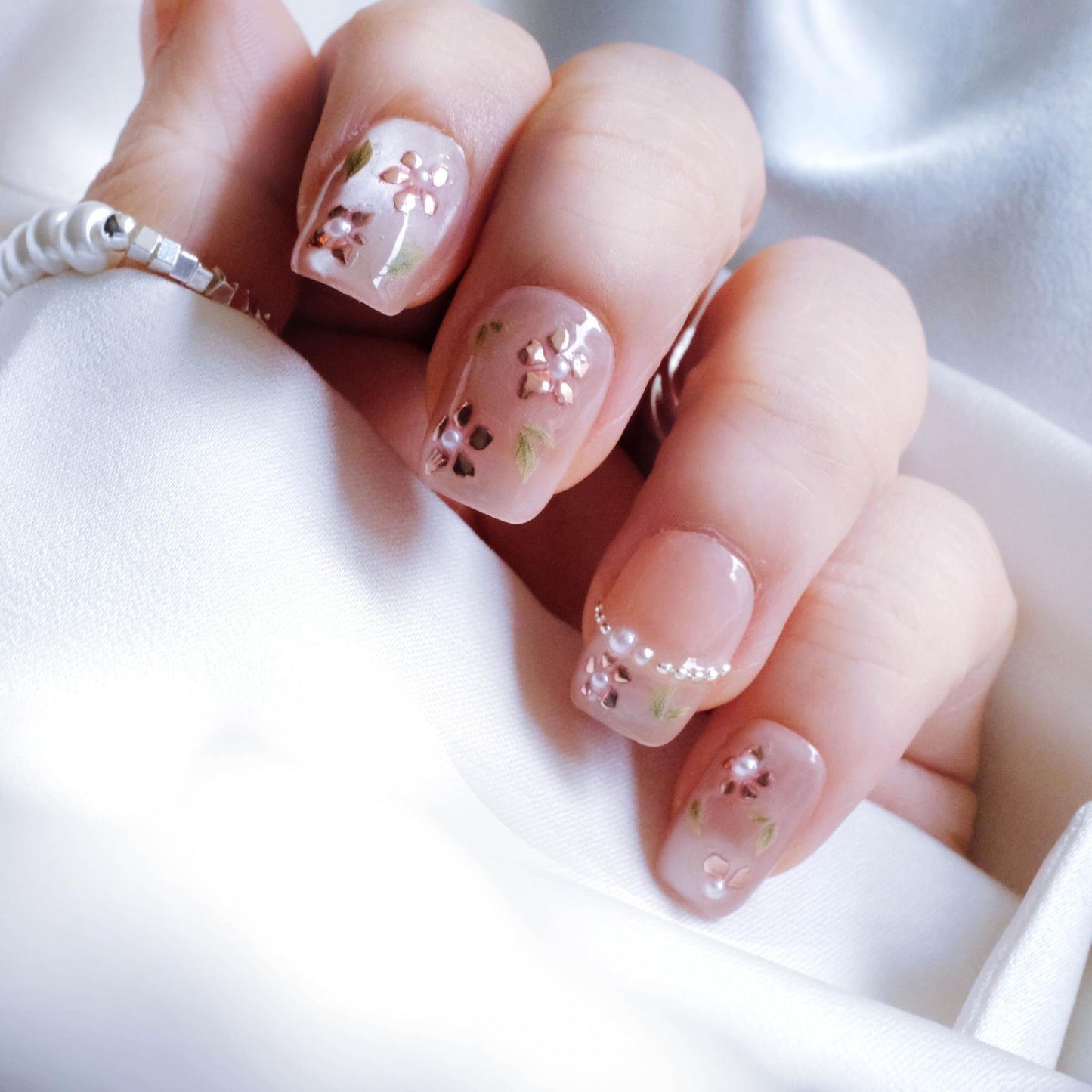 [GLORS] Short Square Press On Nails, Nude Pink with Rose Gold Foil and Pearl Accents, 10 Pieces (XS,SS)