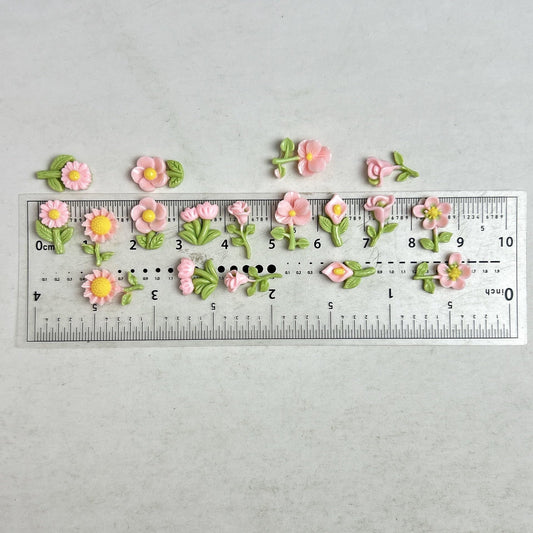 AWDSLUY 50Pcs Flower Heart Nail Art Charms Mix Size 3D Flatback Nail Charms Spring Summer Daisy Blooming Nail Art Accessories Colorful Cute Sunflower Tulip Resin Nail Diamonds Supplies for Women