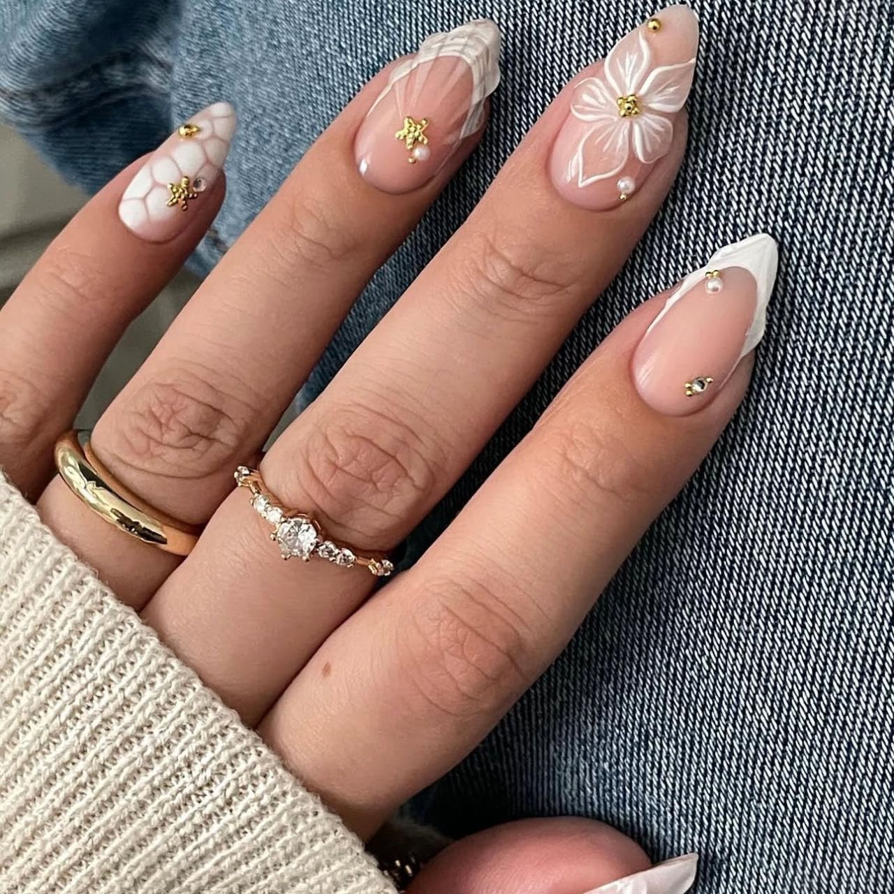 24 Pcs 3D Flower Nail Press ons Medium Almond Fake Nails with Gold Beads Star Desings White French Tip Press on Nails Glossy Nude False Nails Acrylic Full Cover Glue on Nails for Women Spring Manicure
