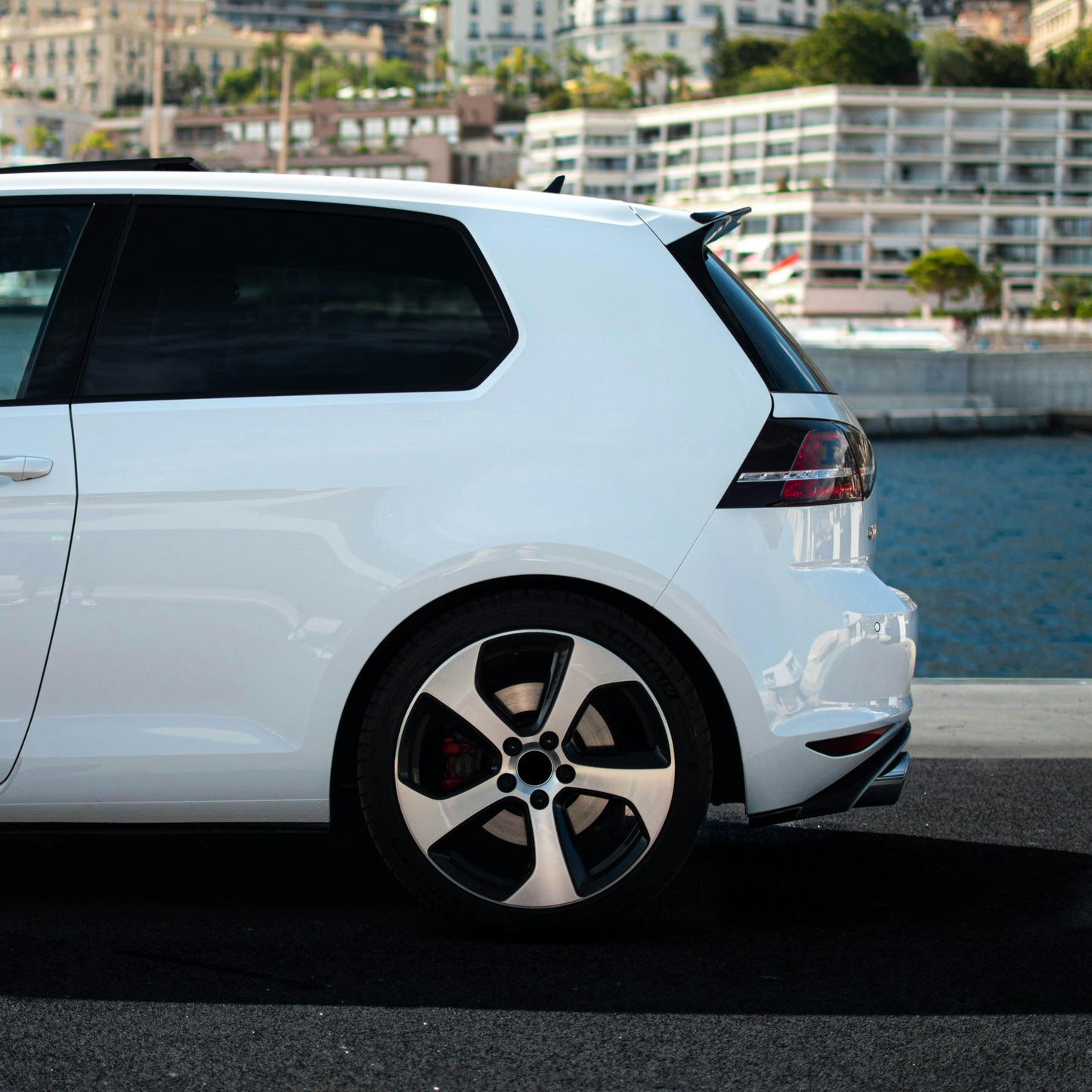 VViViD White Gloss Vinyl Wrap Roll with Air Release Technology (20ft x 5ft)