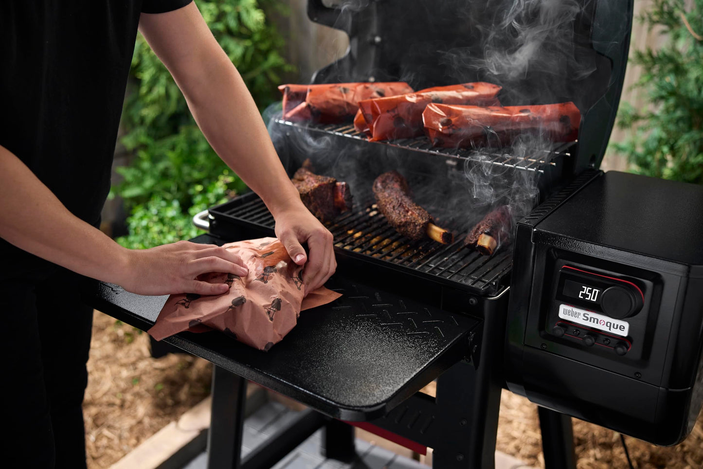 Weber Smoque™ 22‑Inch Pellet Smoker, Black – Outdoor BBQ Pellet Grill with SmokeBoost™, SmoqueVent™ Airflow System & Rapid React™ PID Temperature Control