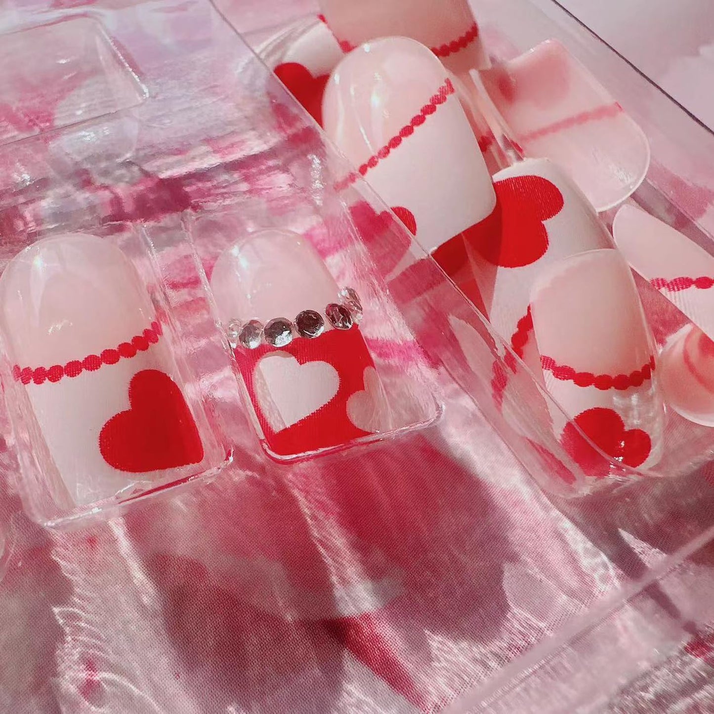 Short Press on Nails Love Heart Almond Fake Nails Art Charm Rhinestone Square False Nails Red White Heart French Design Artificial Fake Nails With Glue Full Cover Fake Nails For Valentine's Day Gifts