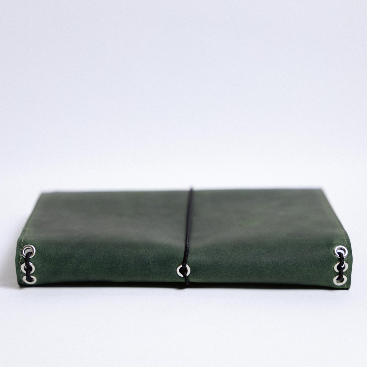 OMBUO Full-Grain Leather A5 Journal Cover – Refillable Traveler’s Notebook Case with 3 Elastic Bands, Pen Loop & Card Pockets – Fits A5/Half-Letter Inserts (Paper Not Included), Green